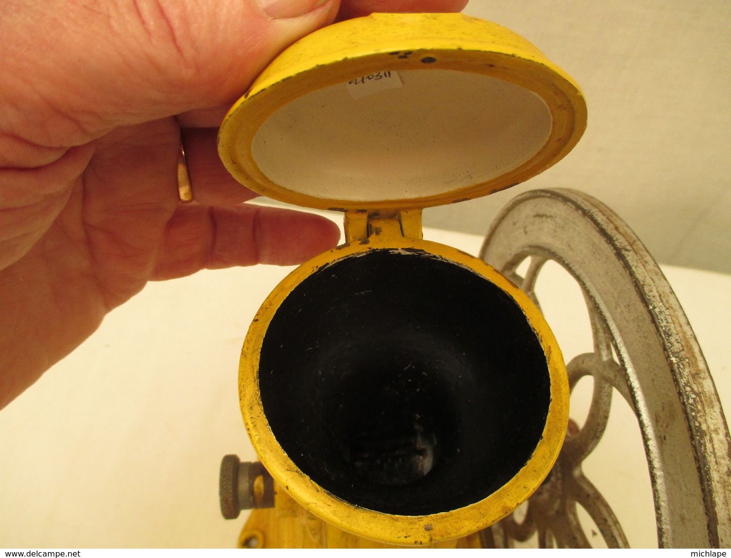 moulin a café  espagnol en fonte  peinture jaune  d'origine  debut  xxem poids  2 Kg 600 superbe