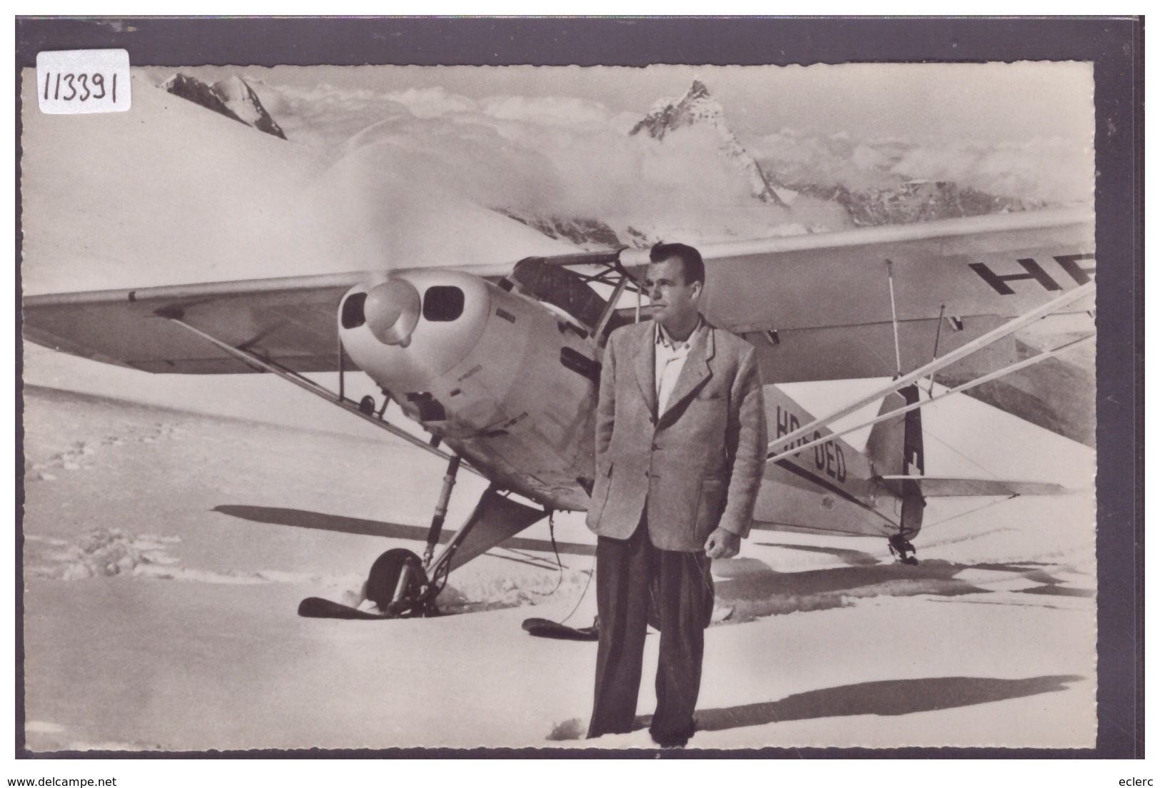 AVIATION SUISSE - LE PILOTE HERMANN GEIGER DEVANT SON AVION SUR LE GLACIER DU MONT ROSE - TB - Mon