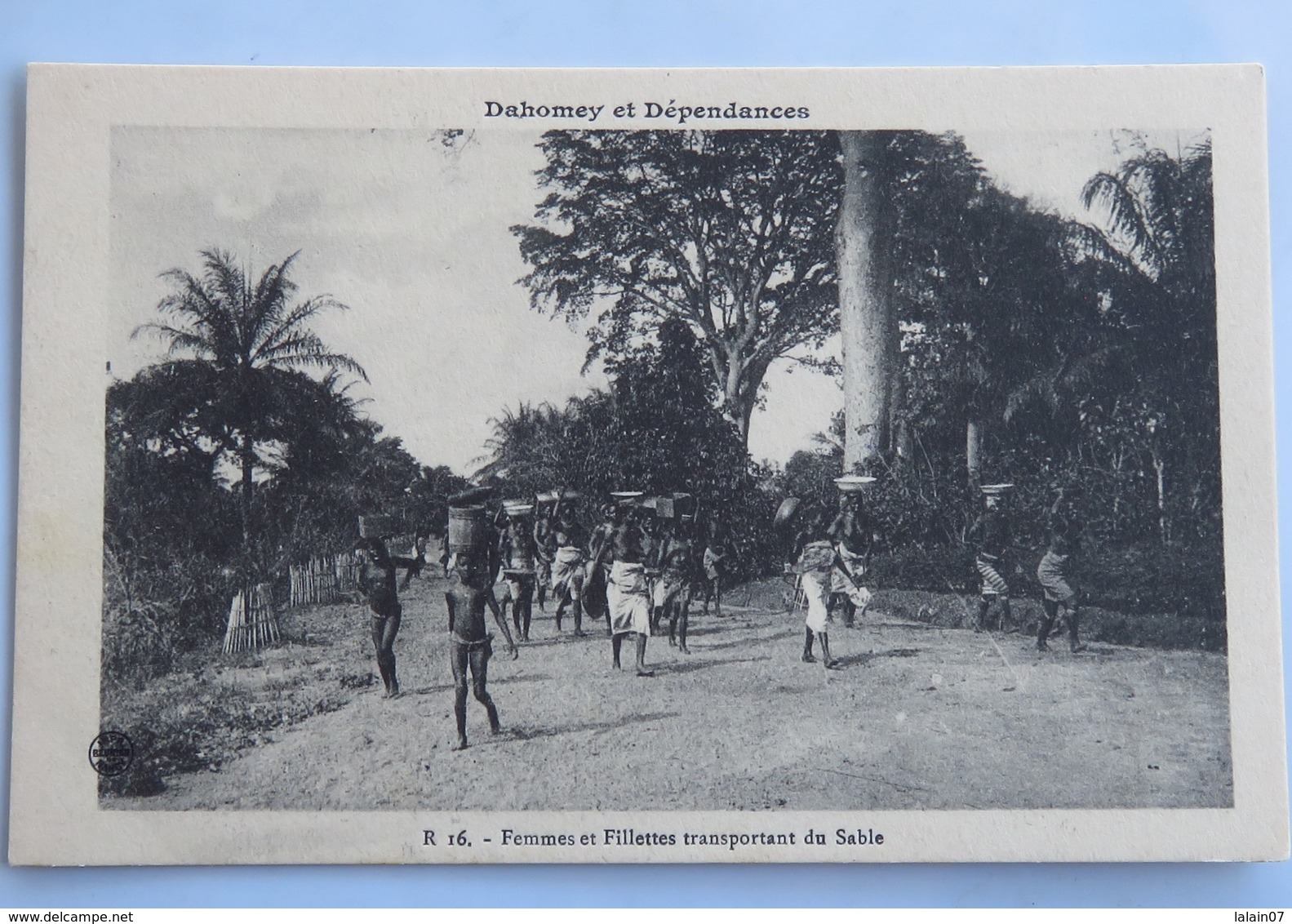 C. P. A. : Benin, Dahomey : Femmes Et Fillettes Transportant Du Sable - Benin