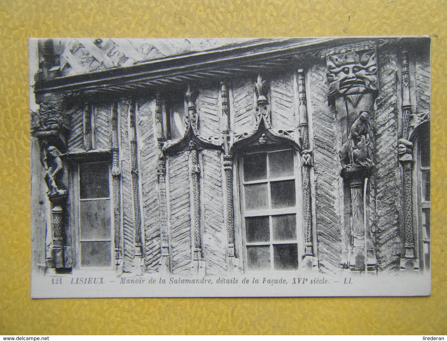 LISIEUX. La Rue Aux Fèvres. Le Manoir De La Salamandre. Un Détail De La Façade. - Lisieux