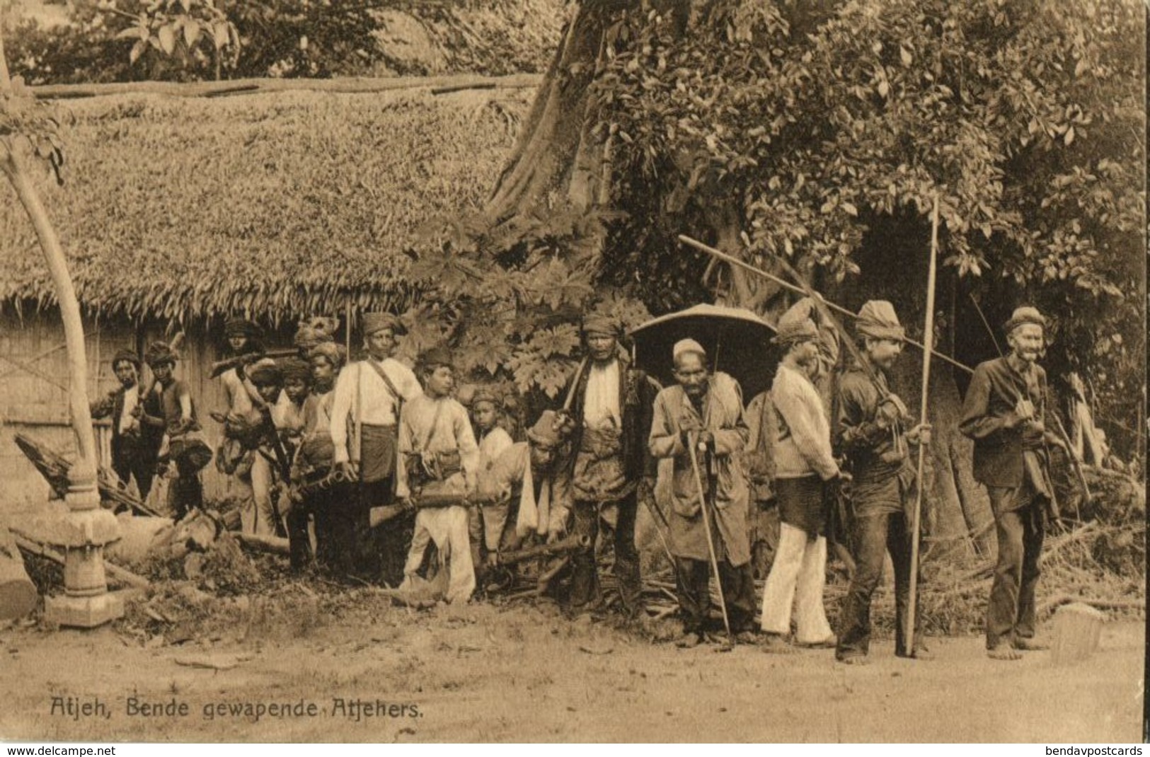 Indonesia, SUMATRA, Atjeh Aceh, Group Of Armed Native People (1910s) Postcard - Indonesië