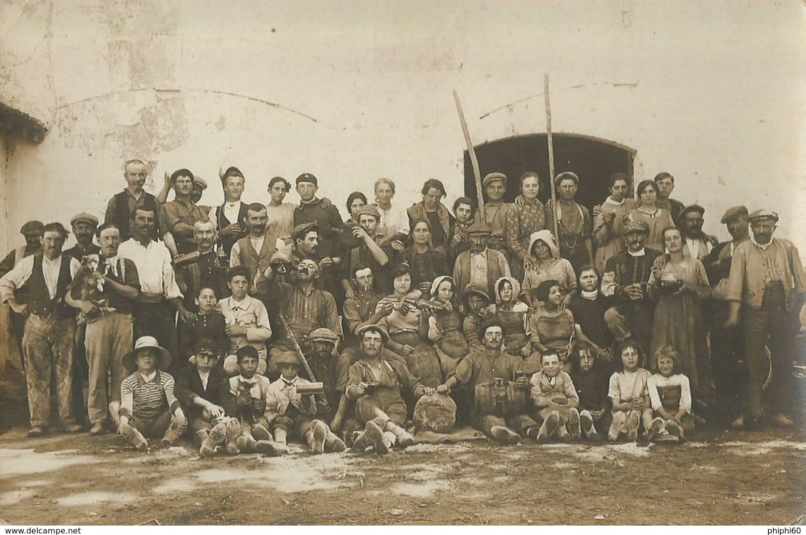 Carte Photo Groupe De Personnes Certainement Dans Une Ferme  Femmes Hommes Enfants Un Militaire Faisant La Fête - Photographs