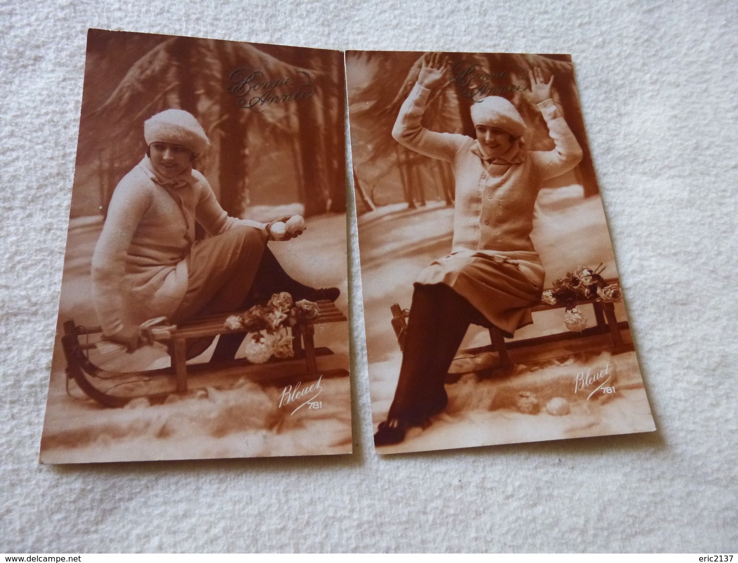 LOT DE  2 CARTES ...JEUNE FEMME SUR UNE LUGE ...BONNE ANNEE - Donne