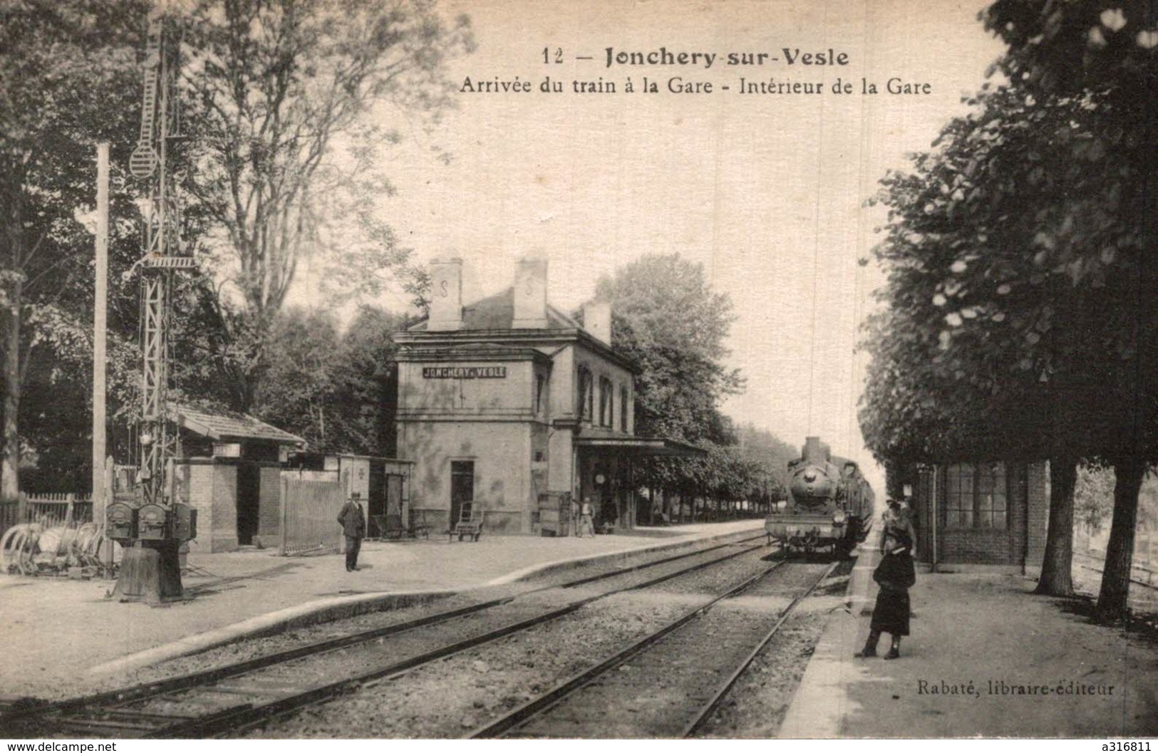 JONCHERY SUR VESLE  ARRIVÉE DU TRAIN A LA GARE INTÉRIEUR DE LA GARE - Jonchery-sur-Vesle