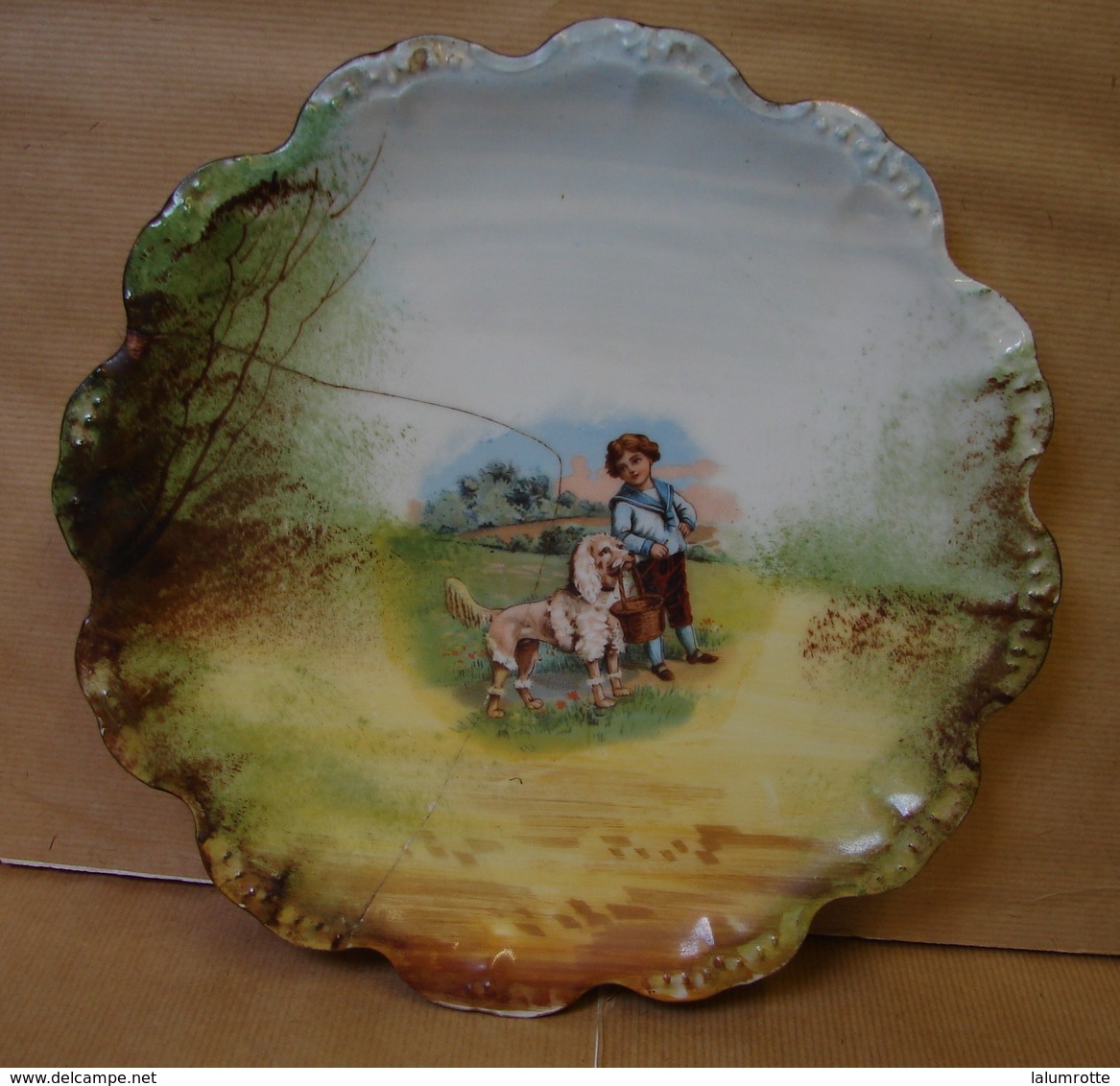 Lot. 1119. Assiette En Limoge, Enfant Avec Un Chien Tenant Un Panier. - Limoges (FRA)