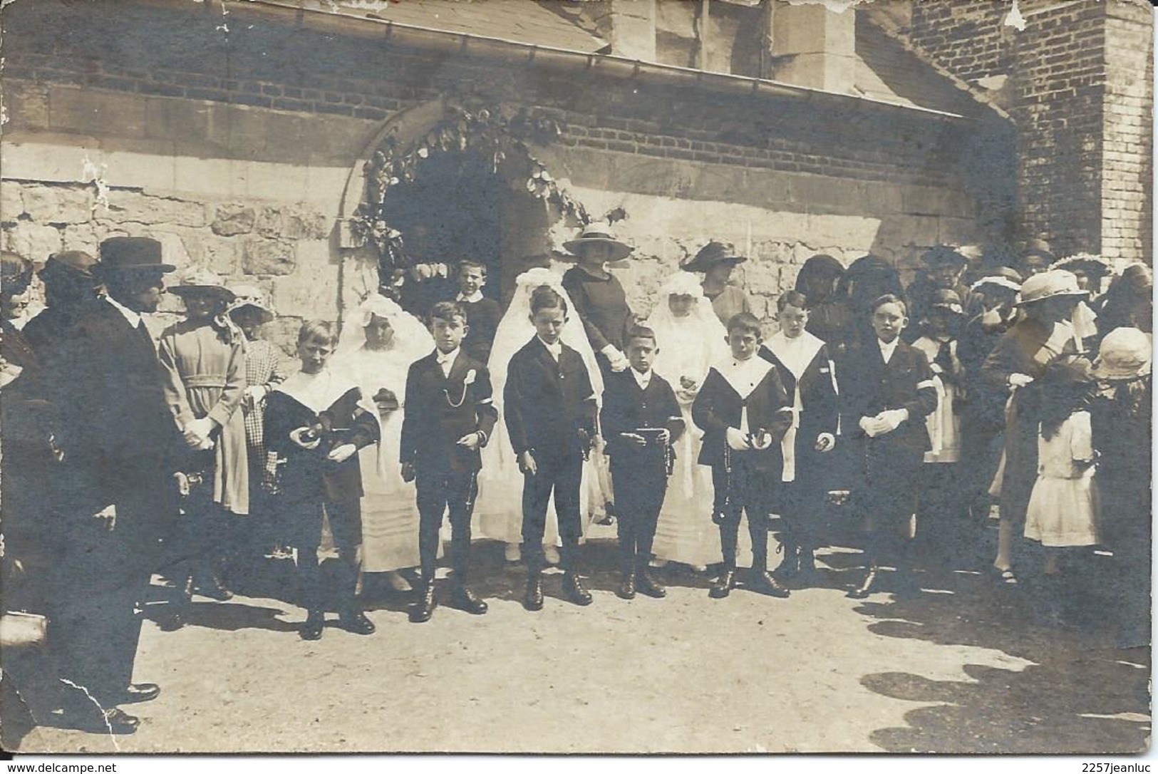 C-Photo  Groupe De Communions  Sortie De Messe à Situé  Vers 1920/30 En Bretagne ? - Communion