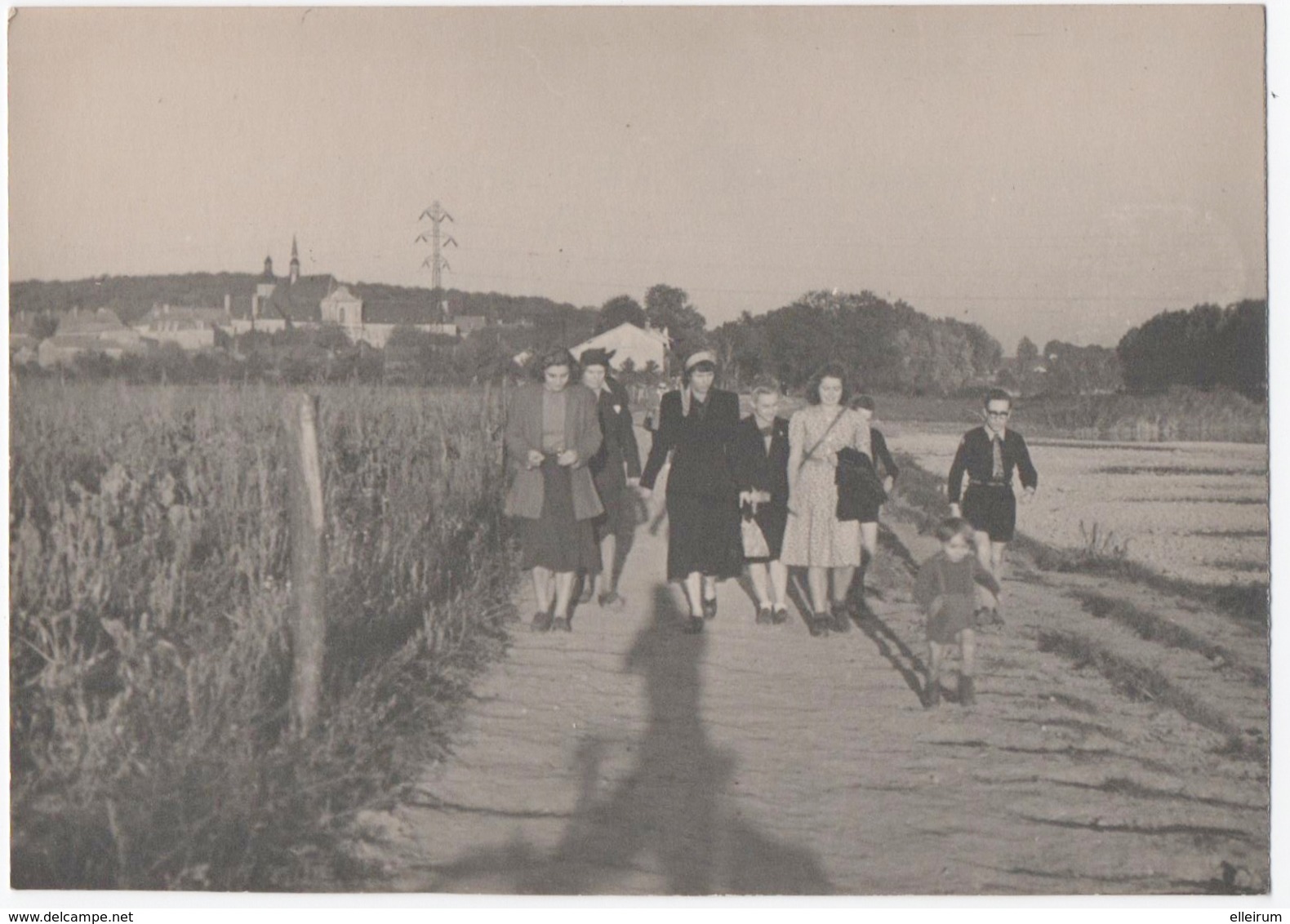 LANEUVEVILLE-devant- NANCY. BOSSERVILLE. PHOTO. GROUPE De PERSONNES. SORTIE De BUREAUX. - Lieux