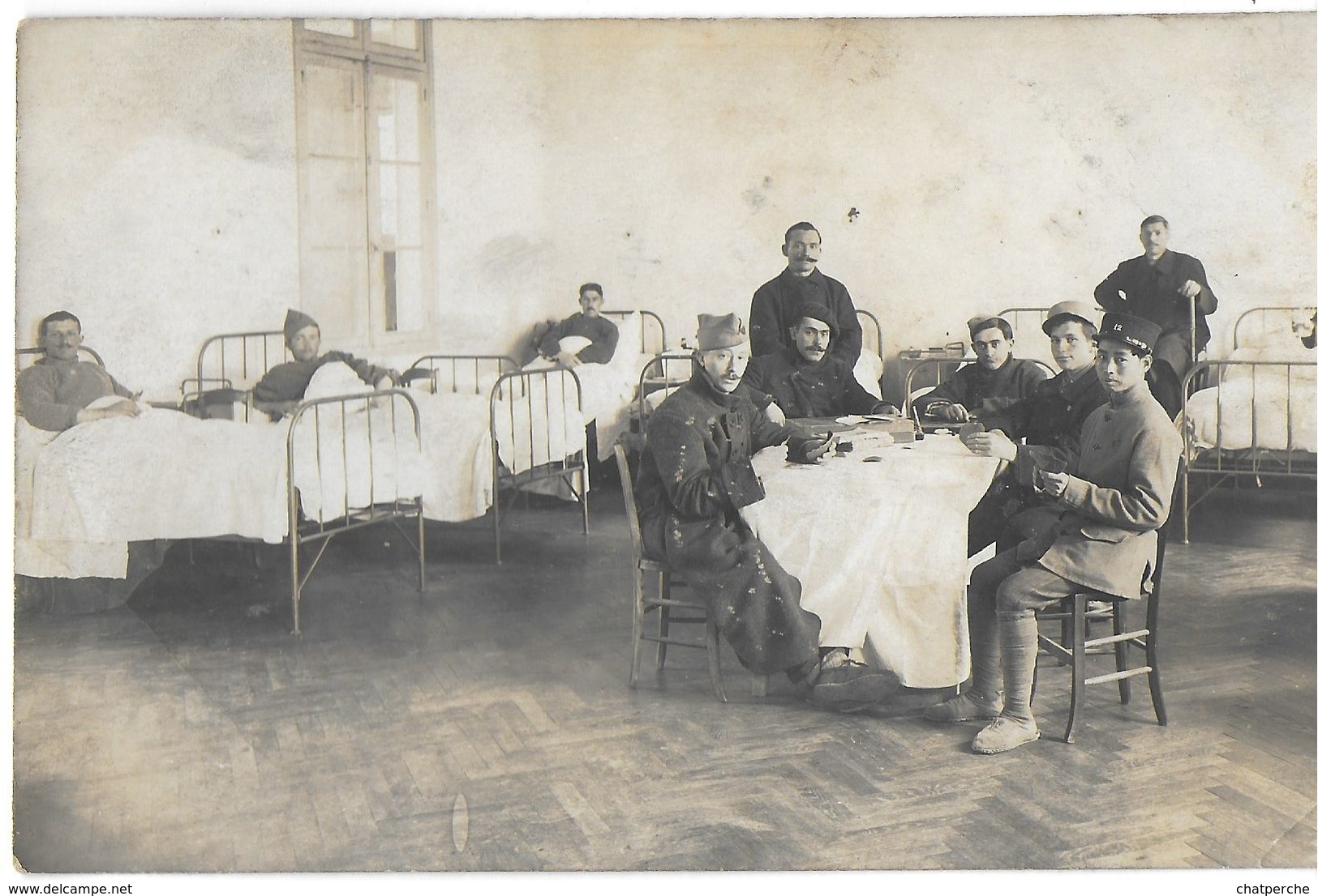 CARTE PHOTO MILITARIA MILITAIRES JOUANT AUX CARTES DANS CHAMBRE HÔPITAL CACHET PHOTOGRAPHE PH. LAVAU COGNAC 16 CHARENTE - Autres & Non Classés