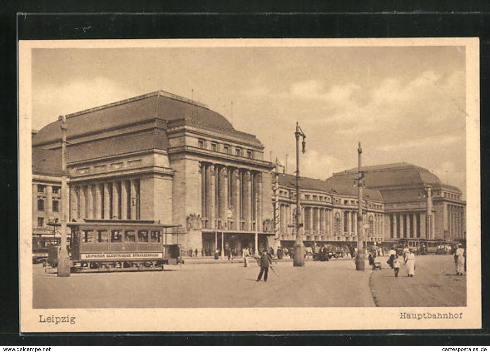 AK Leipzig, Reisende Und Strassenbahn Am Hauptbahnhof - Leipzig