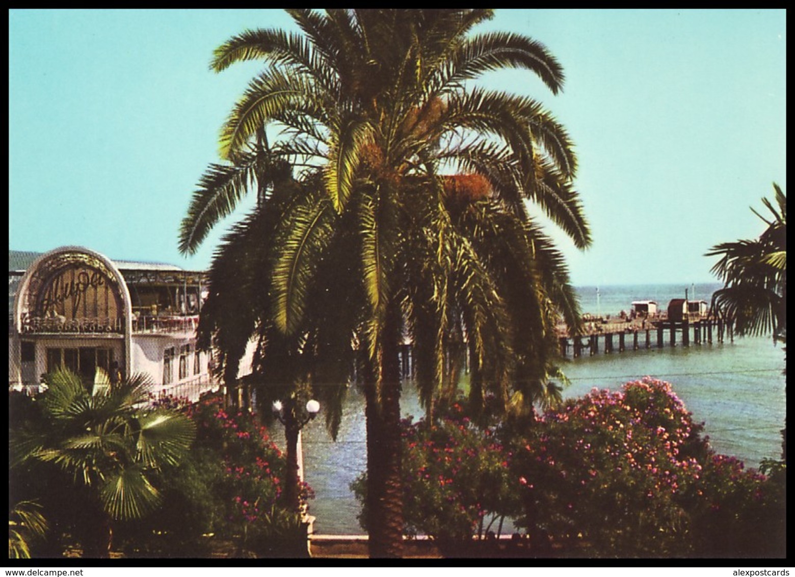 GEORGIA, ABKHASIA, SUKHUMI. ON THE EMBANKMENT (MORFLOT Intourist Edition, USSR, 1970's). Unused Postcard - Géorgie