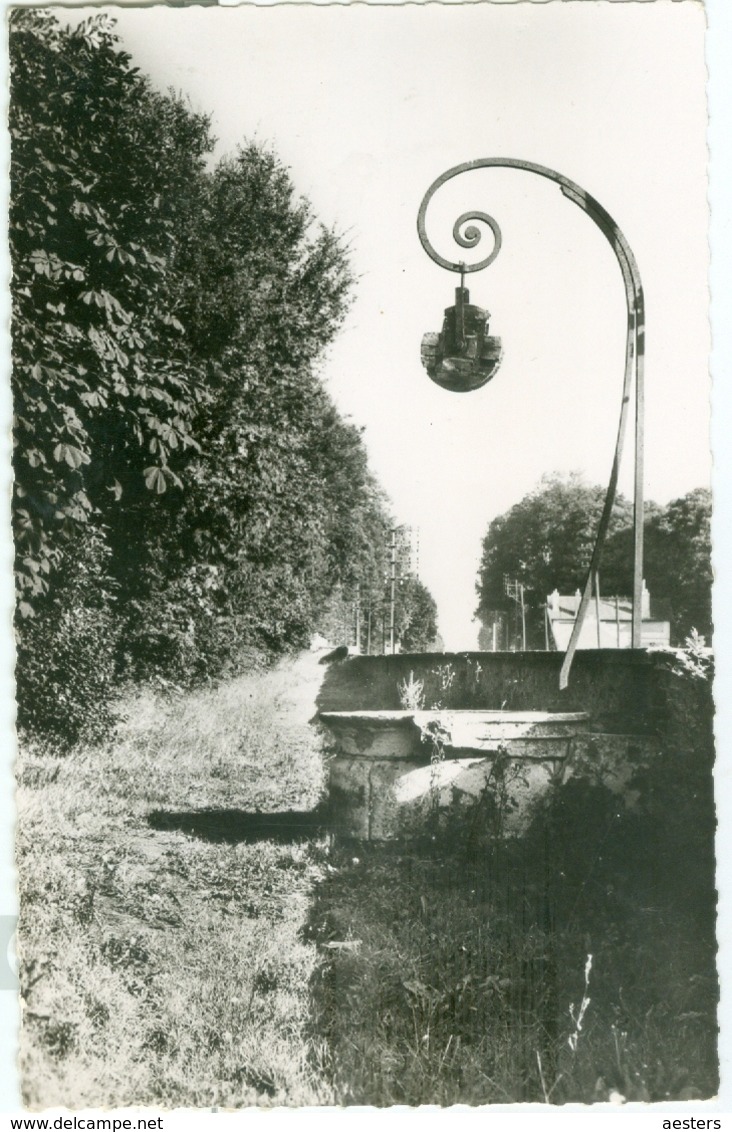 Centre S.N.C.F. De Louvres 1956; Le Vieux Puits En Bordure Du Parc - Non Voyagé. (Edition La Vie Du Rail) - Louvres