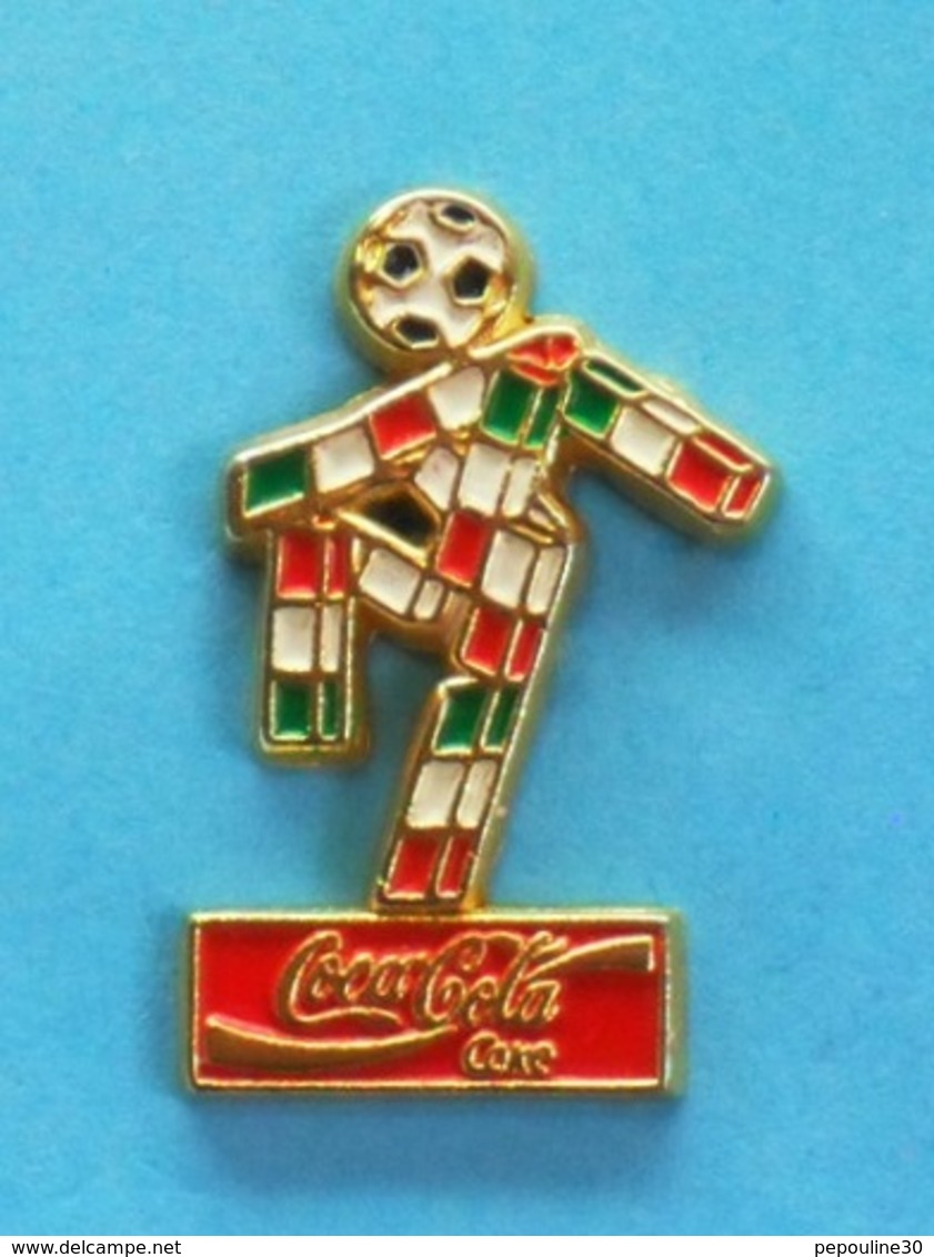 1 PIN'S //   ** COCA COLA COKE / MASCOTTE COUPE DU MONDE / ITALIE 1990 **