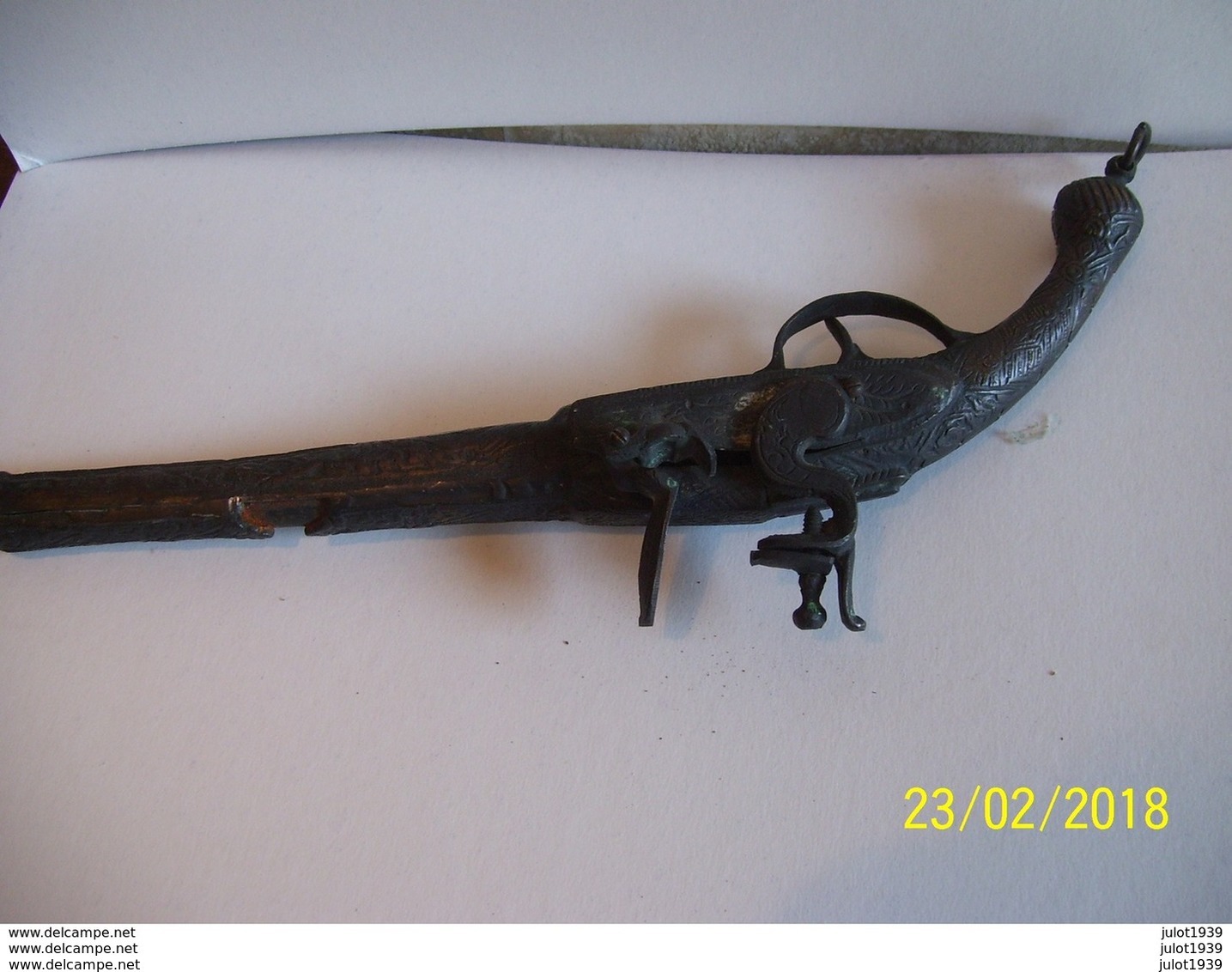 PISTOLET + CADEAU . Très Très Anciens . Dit Aussi " MOUSQUET" .+ 1 Autre Pistolet De Collection En CADEAU !!!!!!!!! - Andere & Zonder Classificatie