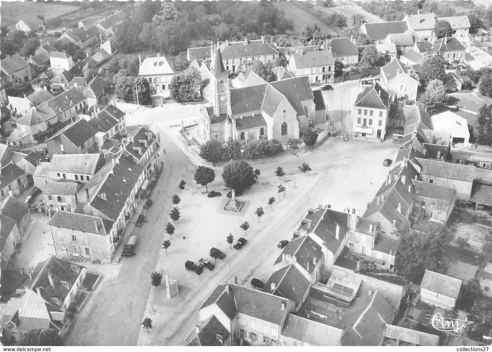 89-QUARRE-LES-TOMBES- VUE AERIENNE  LA PLACE ET L'EGLISE - Quarre Les Tombes