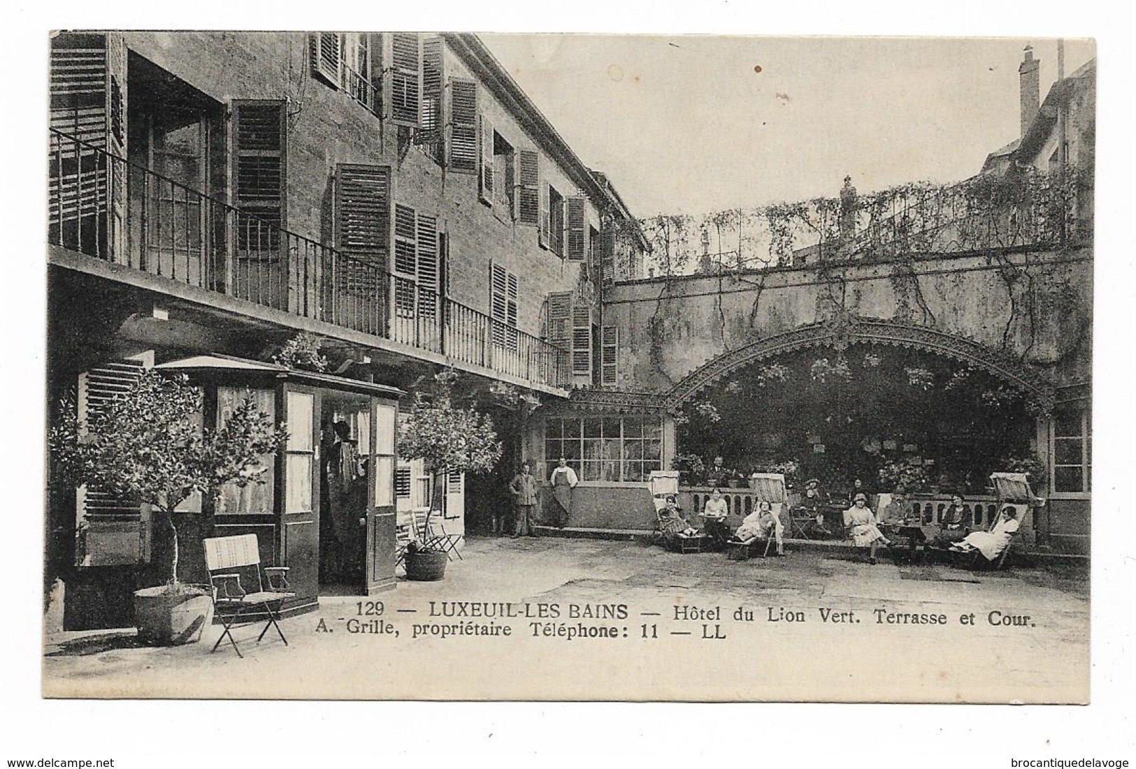 CPA 70 LUXEUIL LES BAINS Hôtel Du Lion Vert Terrasse Et Cour  A. GRILLE Propriétaire Téléphone 11 - Luxeuil Les Bains