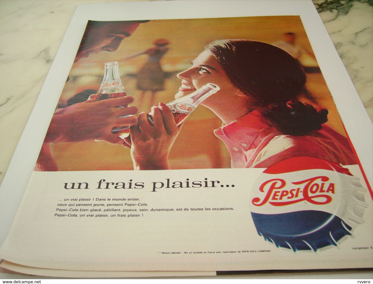 ANCIENNE PUBLICITE UN FRAIS PLAISIR PEPSI COLA  1964 - Affiches