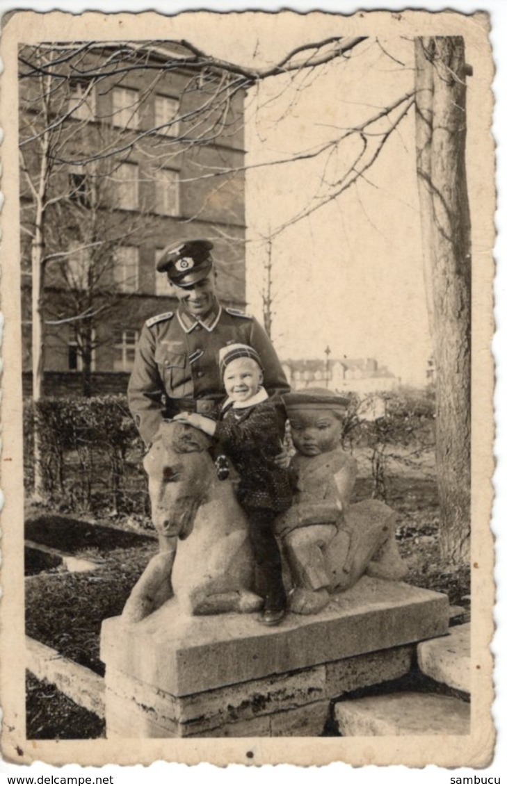 Foto Von Soldat Mit Kind Auf Pferde-Skulptur 1946 - Augsburg Reichensteinstraße 18 - Fotografie