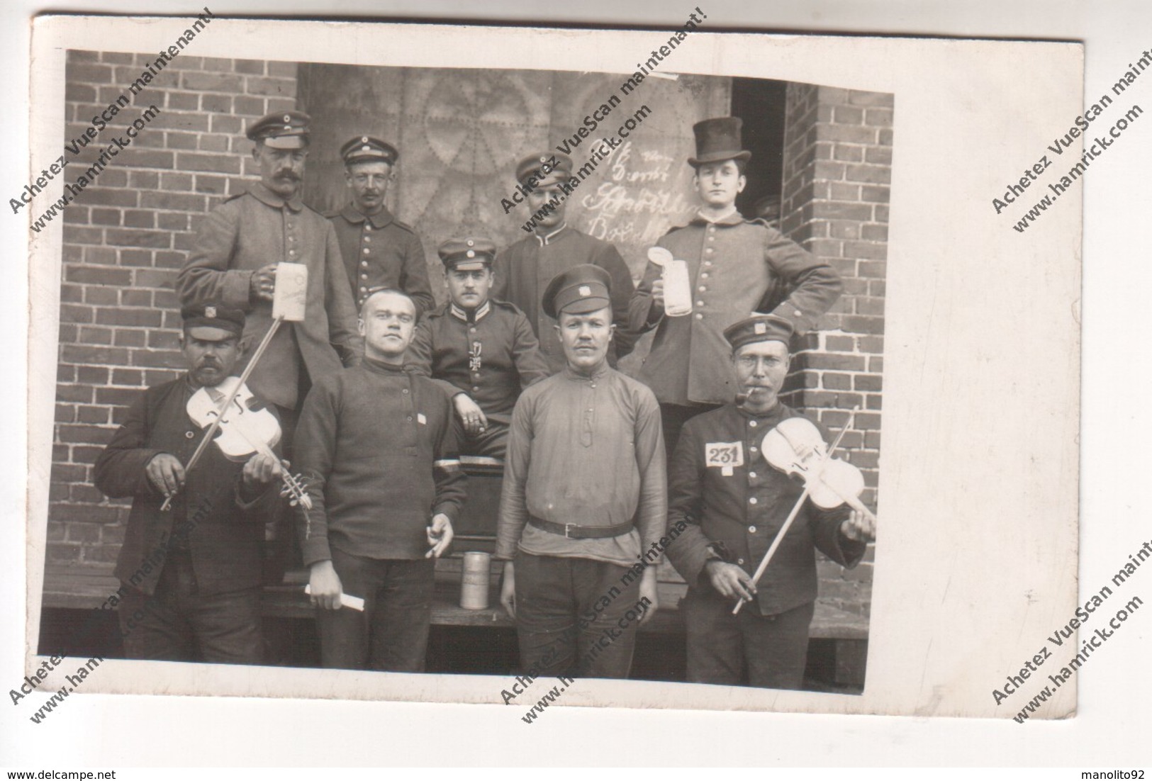 Carte Photo : Prisonniers Russes Jouant Violon Dvt Geôliers Allemands Major Von Prittwitz ? (camp Lauban/Luban Pologne) - Guerre 1914-18