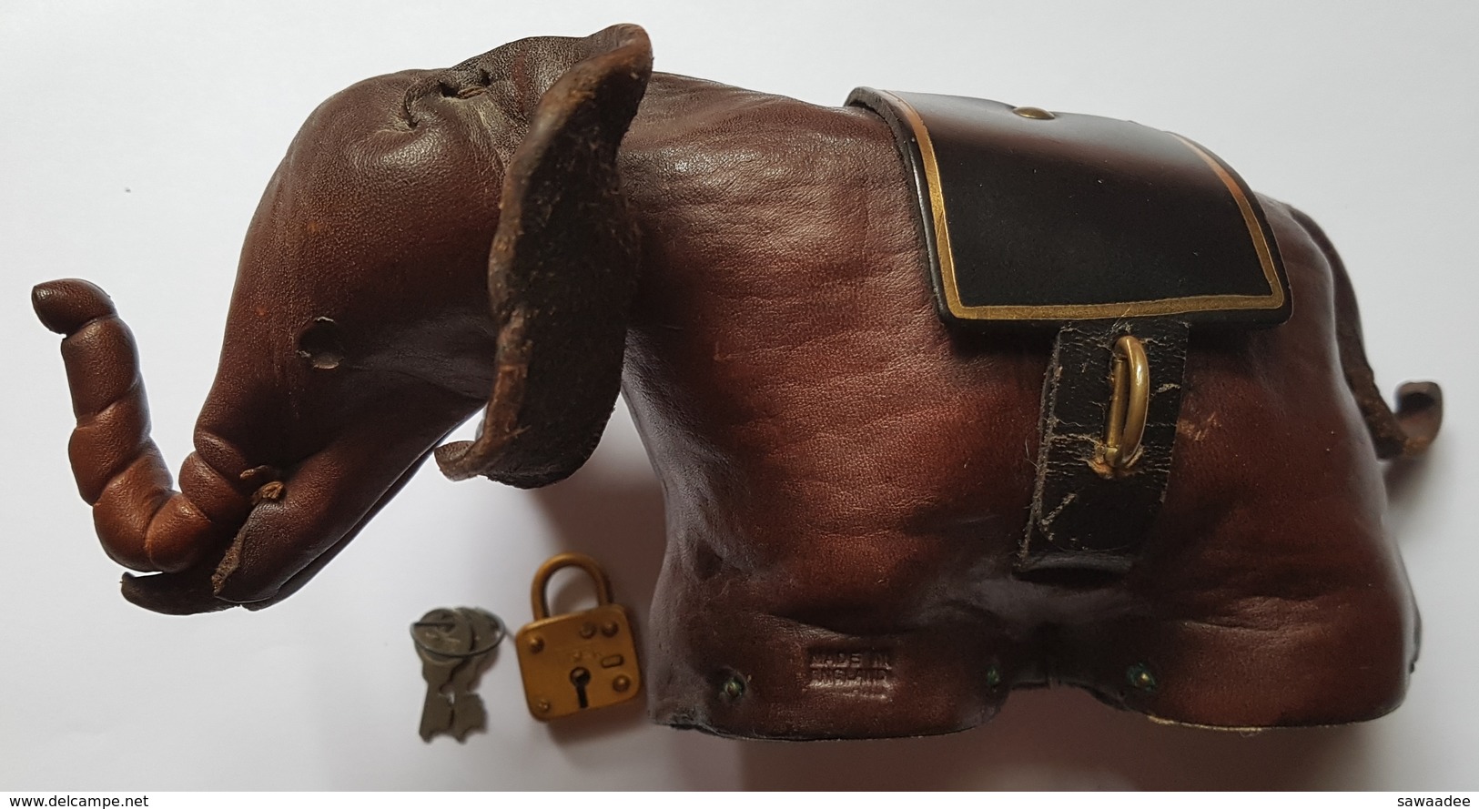 TIRELIRE - ELEPHANT - CUIR - MADE IN ENGLAND - AVEC CLES ET CADENAS - LONGUEUR 20 CM - HAUTEUR 8 CM - ANNEE 50/60 - Autres & Non Classés