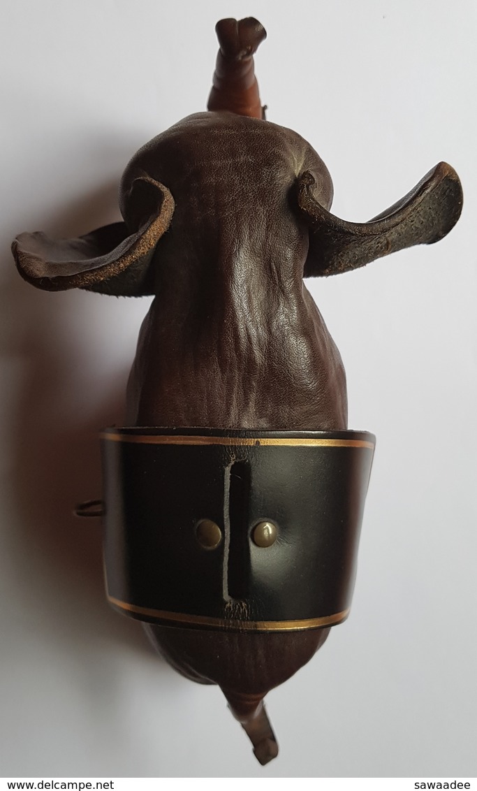 TIRELIRE - ELEPHANT - CUIR - MADE IN ENGLAND - AVEC CLES ET CADENAS - LONGUEUR 20 CM - HAUTEUR 8 CM - ANNEE 50/60 - Autres & Non Classés