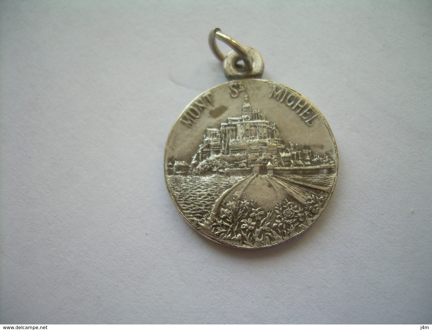 Ancienne MEDAILLE RELIGIEUSE En METAL ARGENTE ..ARCHANGE SAINT MICHEL / MONT SAINT MICHEL...2 Scans - Religion & Esotericism