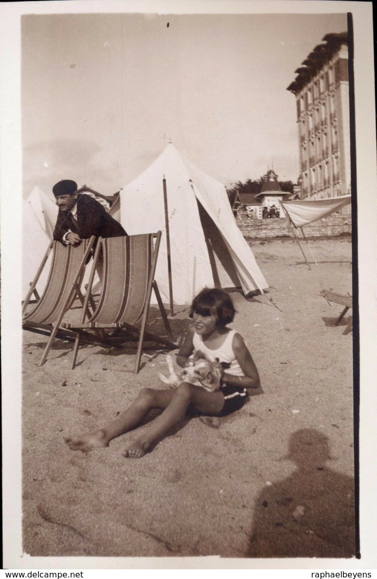 Snapshot Vintage Fille Et Homme Beret Saint-jean De Luz Plage Tente Chien 1920 - Personnes Anonymes