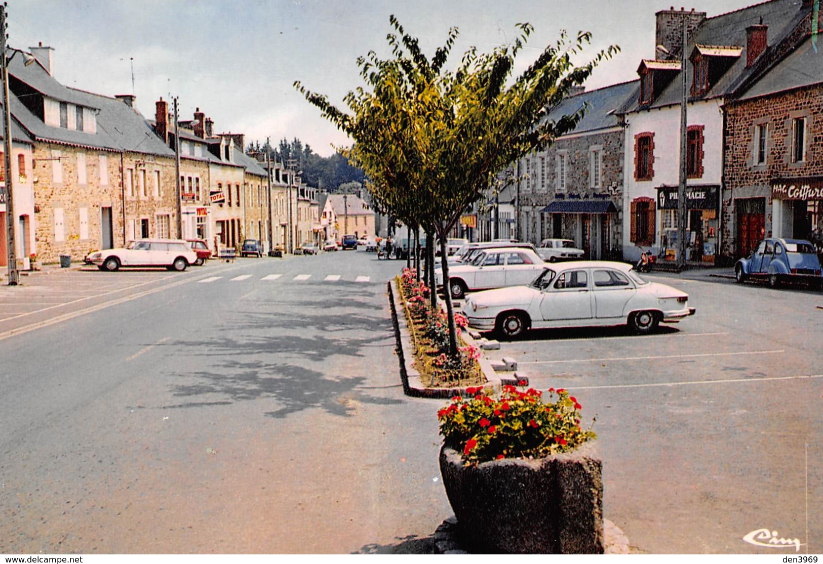 LANVOLLON - La Place Du Marché - Automobiles - DS Et 2CV Citroën - Pharmacie - Mac Coiffure - Lanvollon