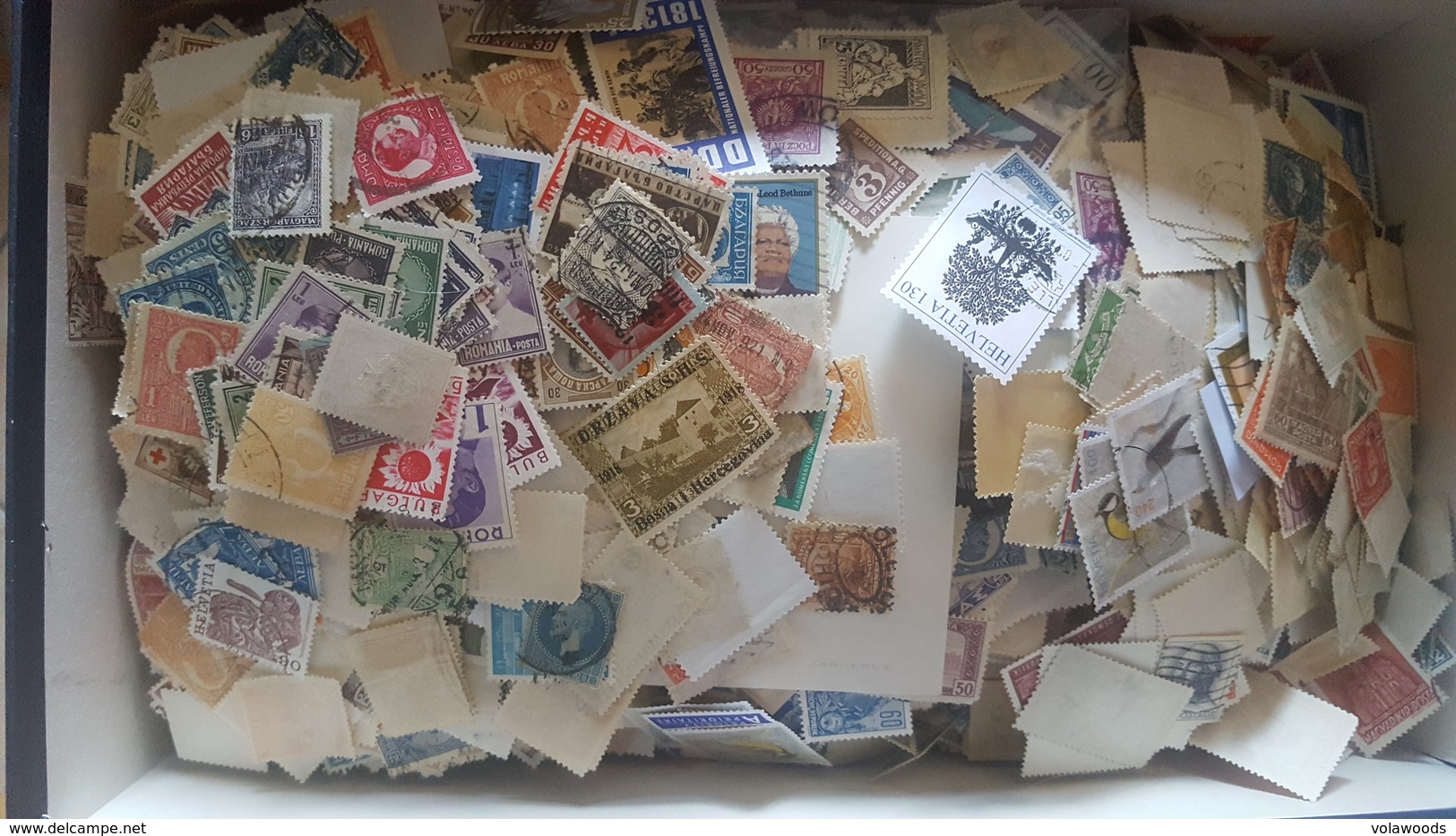Enorme Lotto di migliaia e migliaia di francobolli mondiali contenuti in una scatola da scarpe!!!!!! Divertentissimo * G