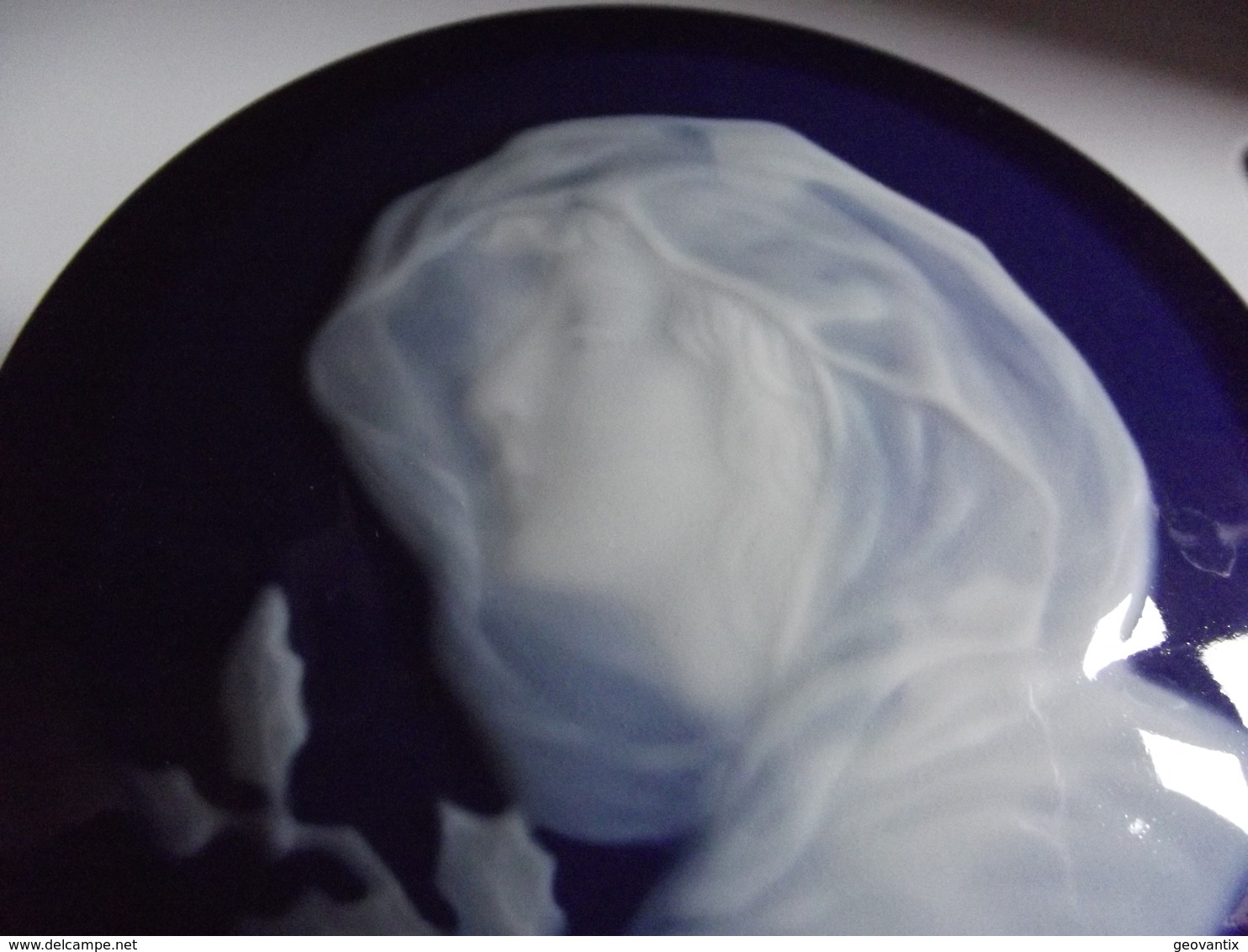 Coffret Tripode En Porcelaine à Relief Portrait Camaïeu Bleu - Autres & Non Classés