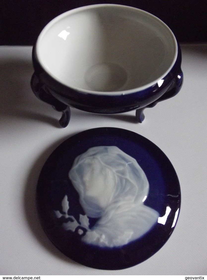 Coffret Tripode En Porcelaine à Relief Portrait Camaïeu Bleu - Autres & Non Classés