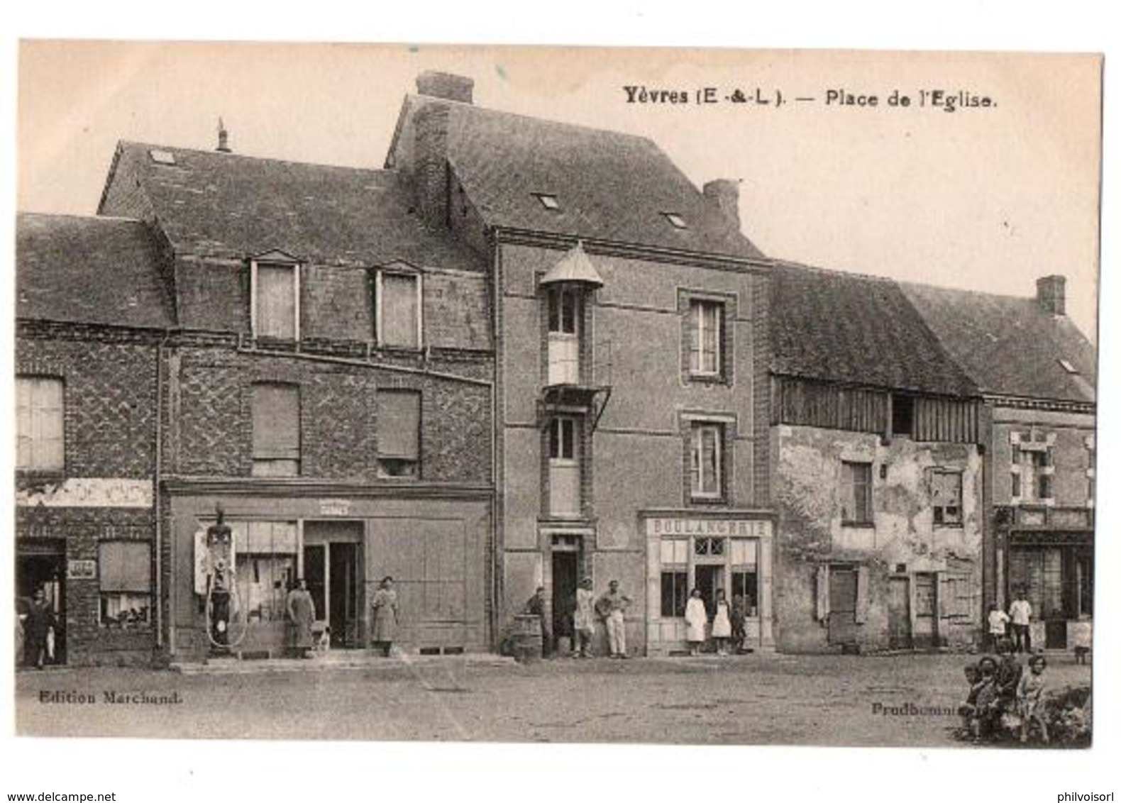 YEVRES PLACE DE L EGLISE BOULANGERIE STATION ESSENCE AUTRES COMMERCES ANIMEE - Other & Unclassified