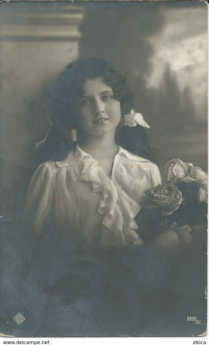 OLD Photo Postcard - Girl - Persone Anonimi