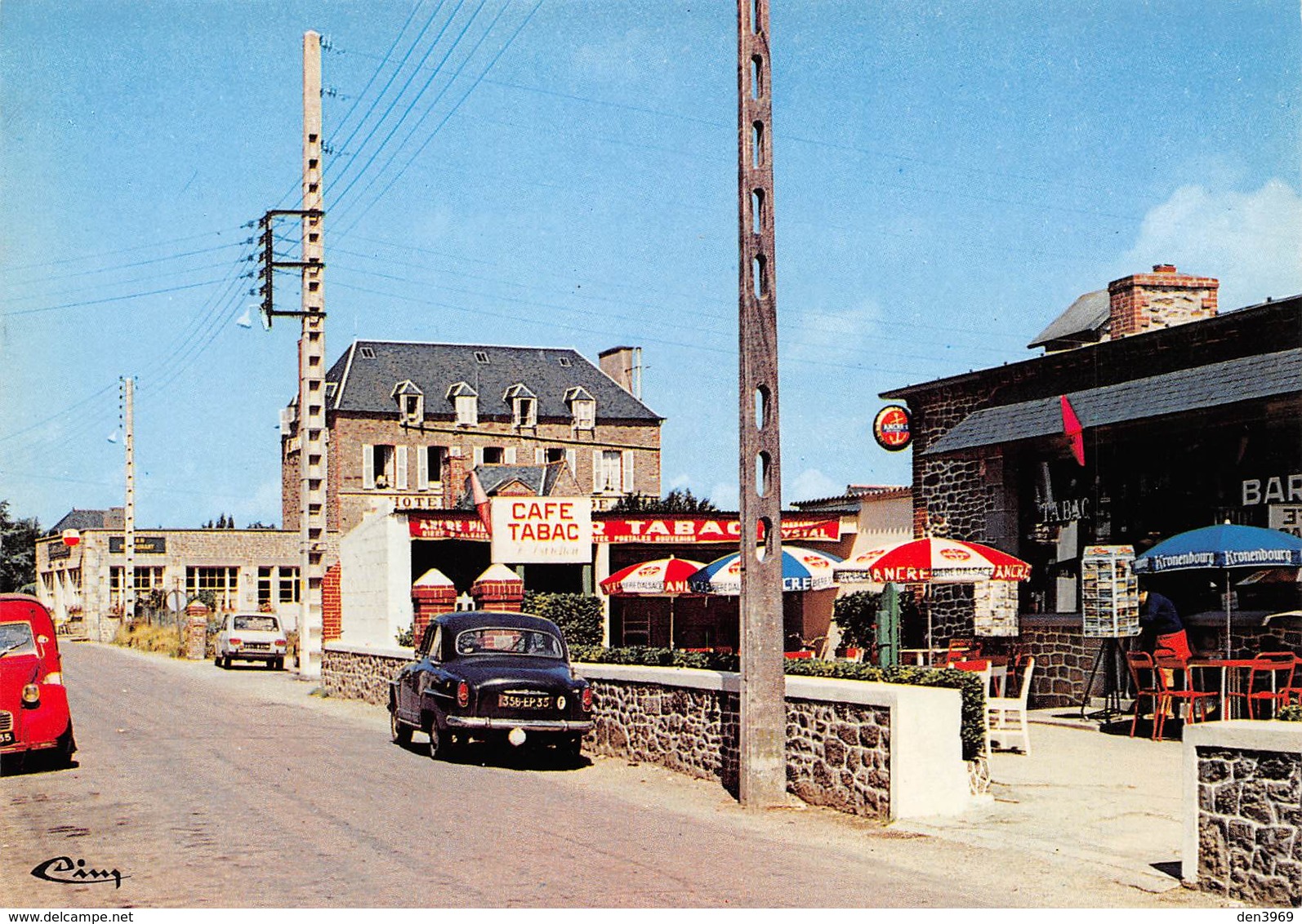 LANCIEUX - Rue De L'Islet - Le Café-Tabac Darchen Et L'Hôtel De La Plage - 2cv Citroën - Automobiles - Parasols - Lancieux