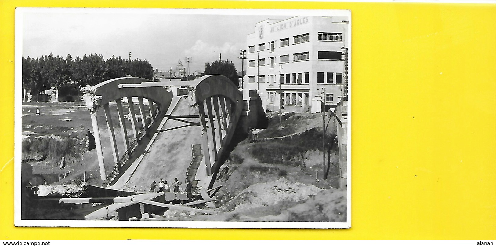 ARLES Bombardé 1944 Carte Photo Le Pont Au 2° Plan "Au Lion D'Arles" (George) Bouches Du Rhône (13) - Arles