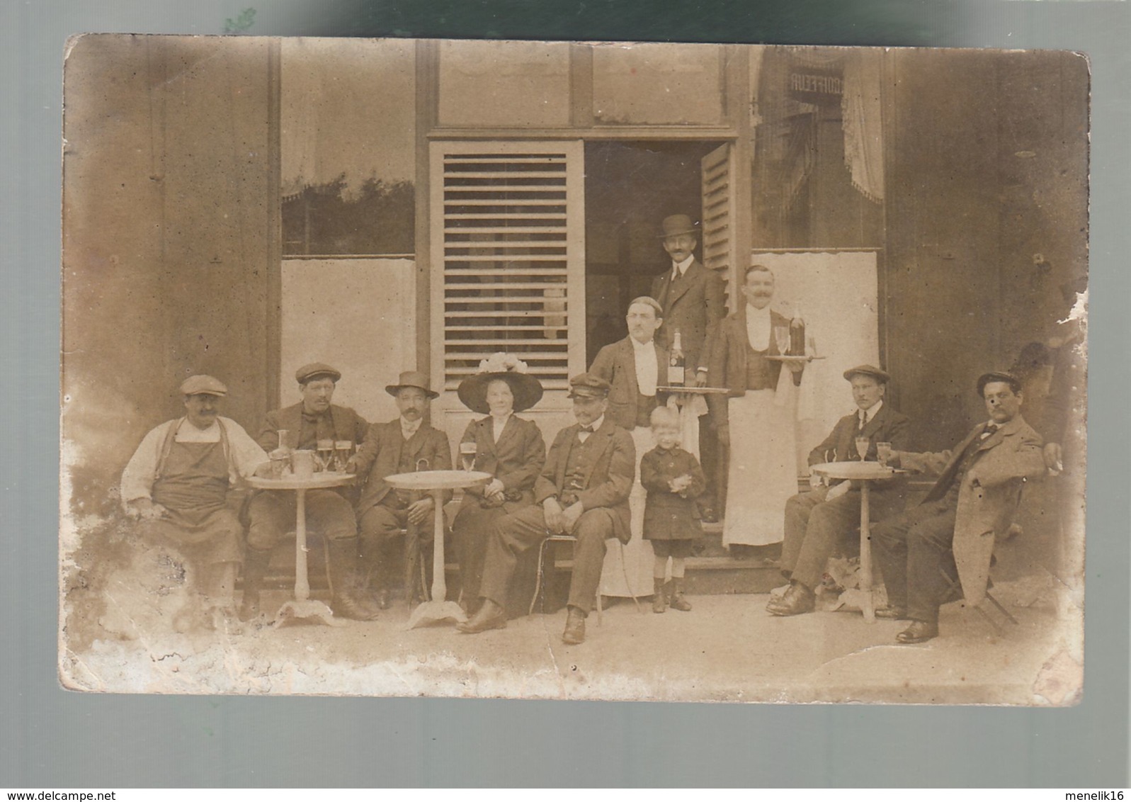 CPA - Div.  - Personnes à La Terrasse D'un Café - Serveurs - Carte Photo Non Située, Non Datée - Cafés