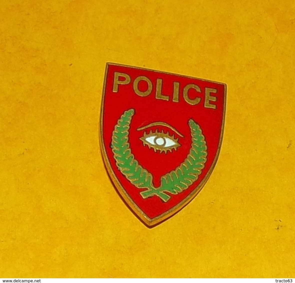 POLICE FOND ROUGE AVEC UN OEIL AU CENTRE  , FABRICANT SANS, ETAT VOIR PHOTO  . POUR TOUT RENSEIGNEMENT ME CONTACTER. REG - Police & Gendarmerie