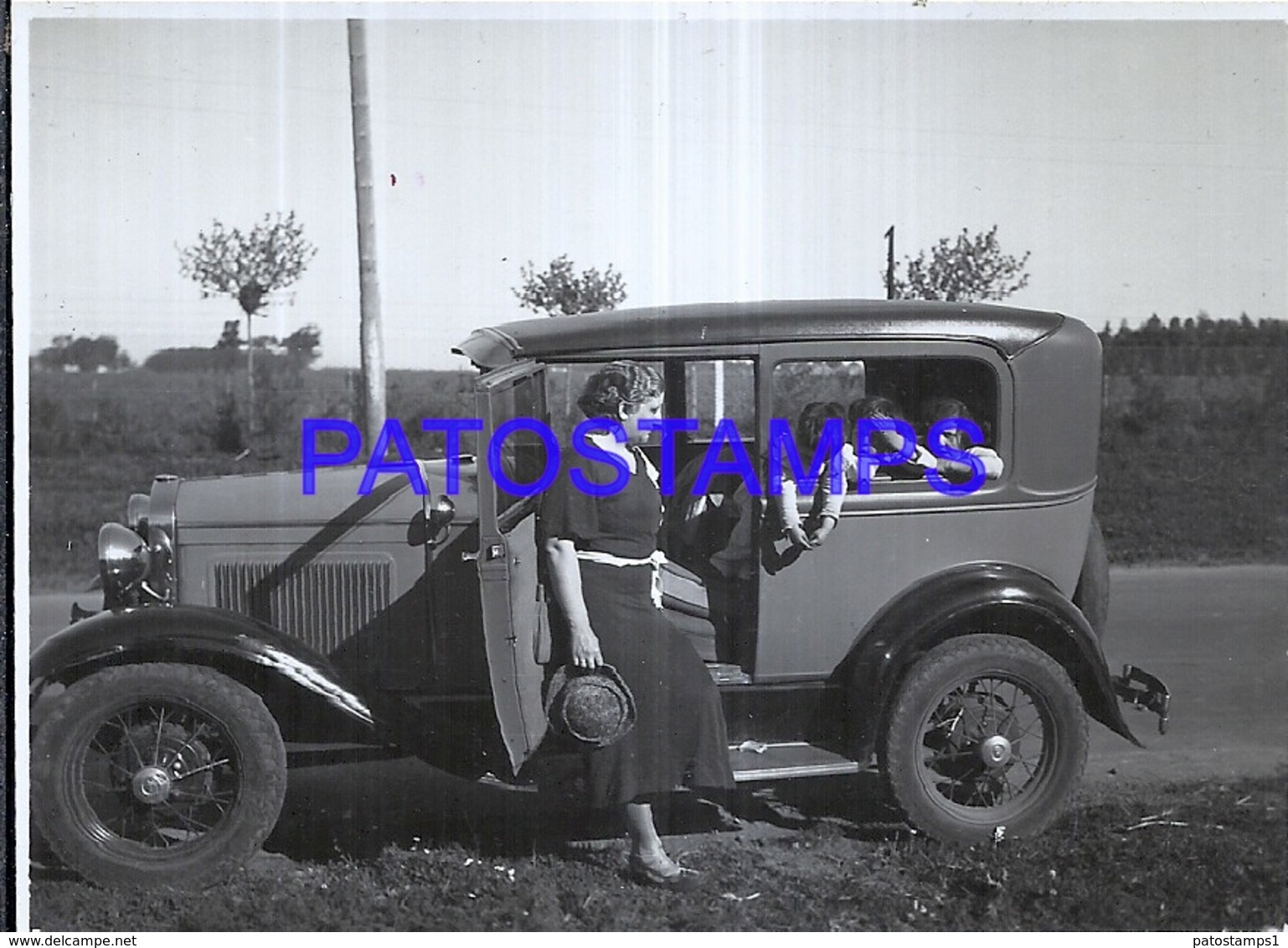 118738 AUTOMOBILE OLD CAR AUTO SEDAN AND WOMAN & CHILDREN POSTAL POSTCARD - Other & Unclassified