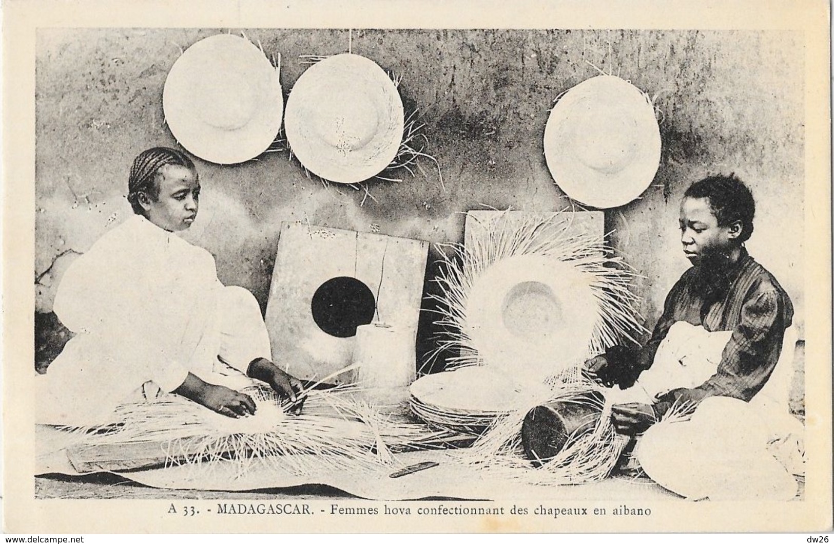 Madagascar - Femmes Hova Confectionnant Des Chapeaux En Aibano (Raphia) - Edition Jean Paoli, Carte Non Circulée - Afrika