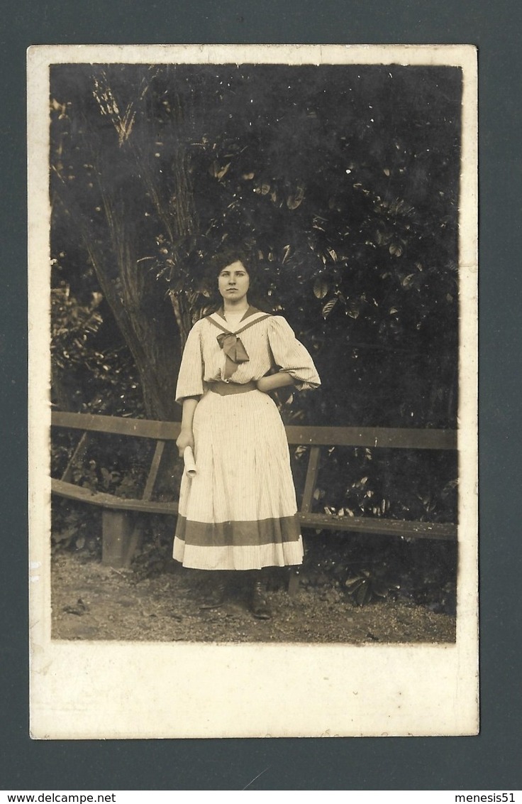 CARTE PHOTO - FEMME WOMAN FRAU - La Mode D'autrefois - Old French Fashion - PIN UP - Anonymous Persons