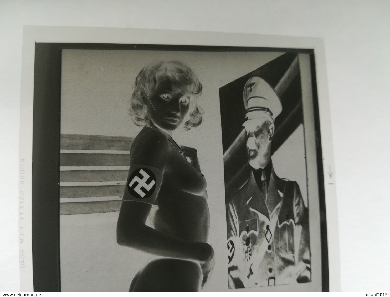 FEMME SEMI - NU BRASSARD NAZI SS FACE À POSTER HITLER - NÉGATIF De Photo D Une AFFICHE ? MILITARIA GUERRE 1939 - 1945 - 1939-45