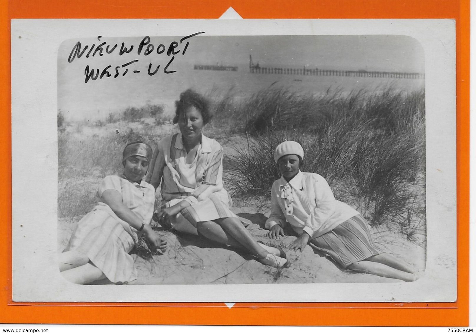 NIEUWPOORT : 1928- FOTOKAART-STRANDKABINE-BADMODE-ZWEMKLEDIJ-MET VOLK - Nieuwpoort