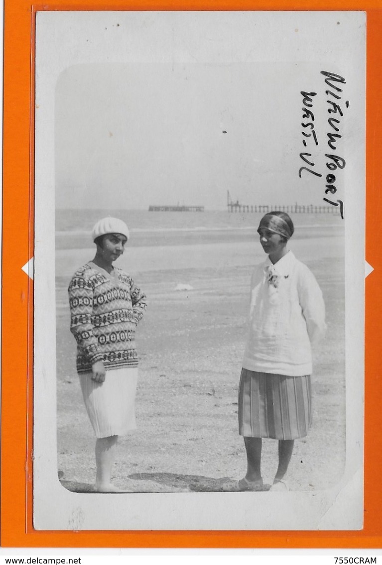 NIEUWPOORT : 1928- FOTOKAART-STRANDKABINE-BADMODE-ZWEMKLEDIJ-MET VOLK - Nieuwpoort