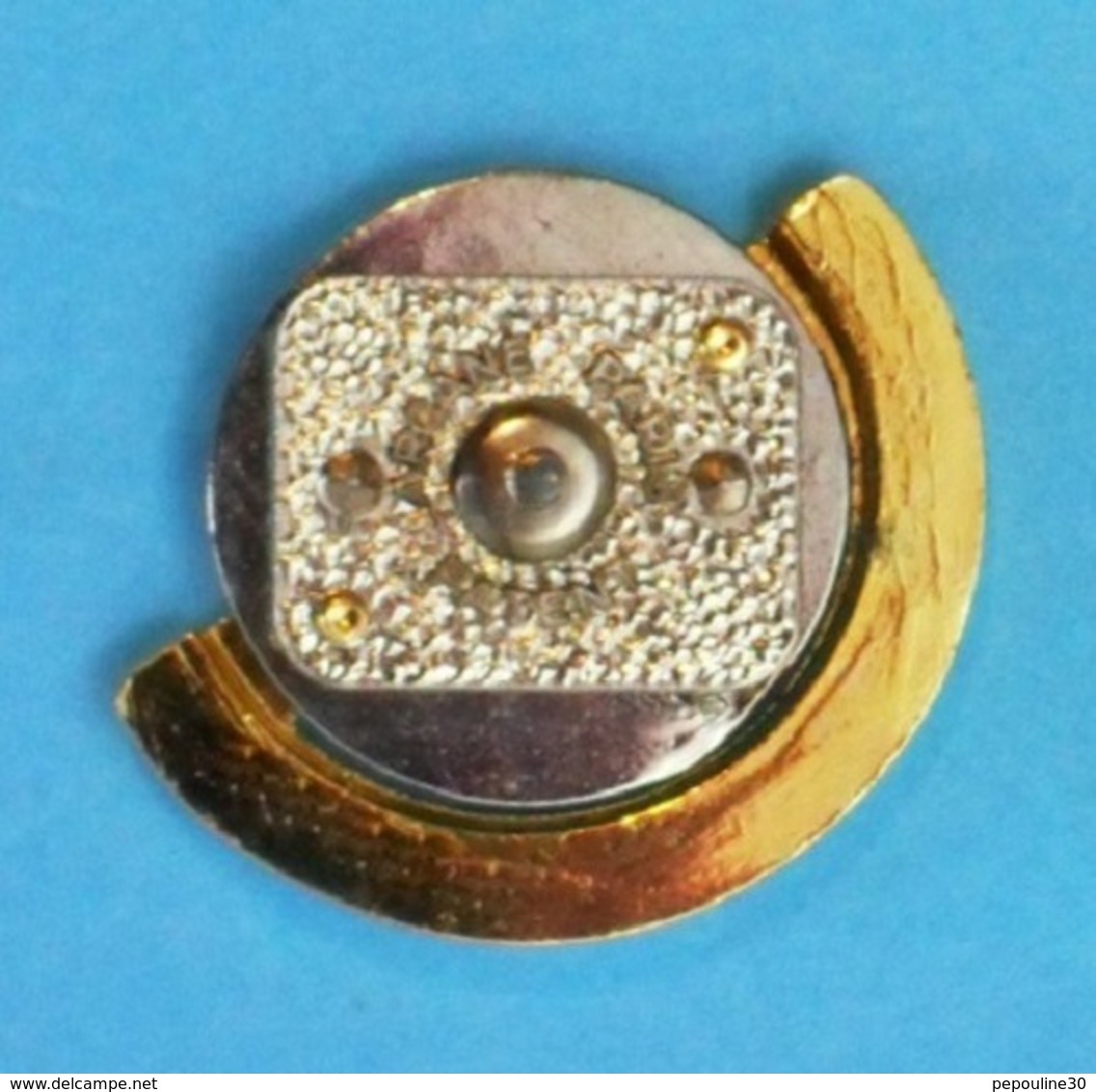 1 PIN'S  //  ** À DÉTERMINER // PARFUMS où / et BIJOUX ** . (Arcane Patent Paris)