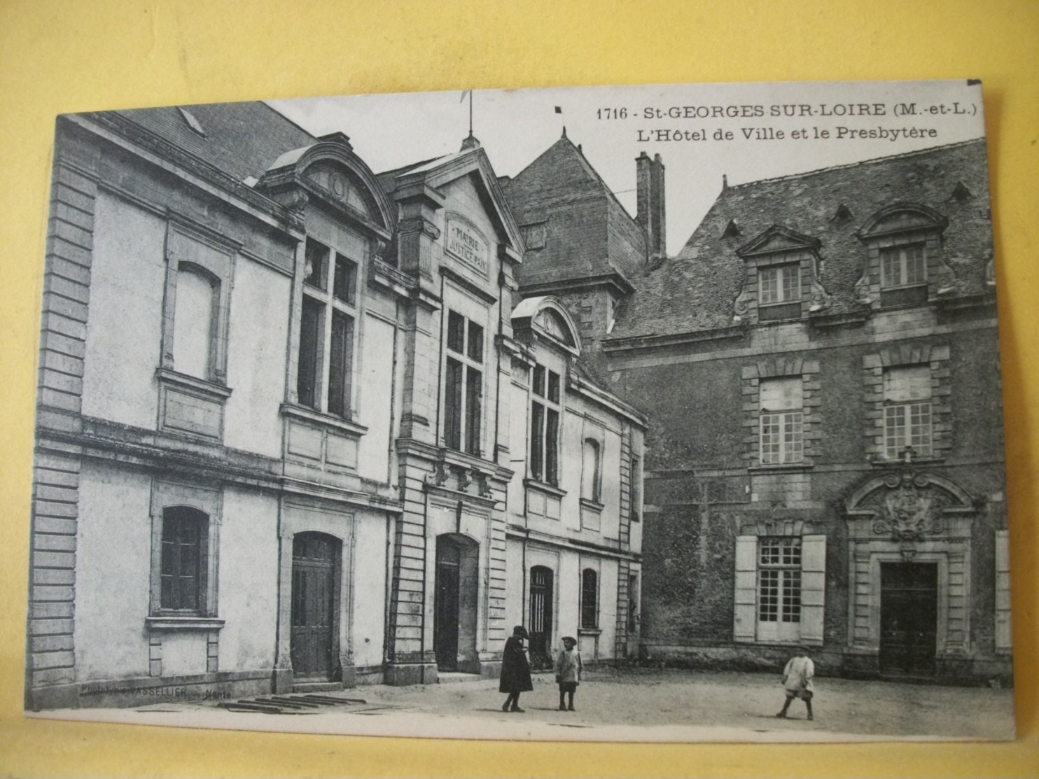 49 5456 CPA - 49 ST GEORGES SUR LOIRE. L'HOTEL DE VILLE ET LE PRESBYTERE. EDIT. VASSELLIER. N° 1716 - ANIMATION - Saint Georges Sur Loire