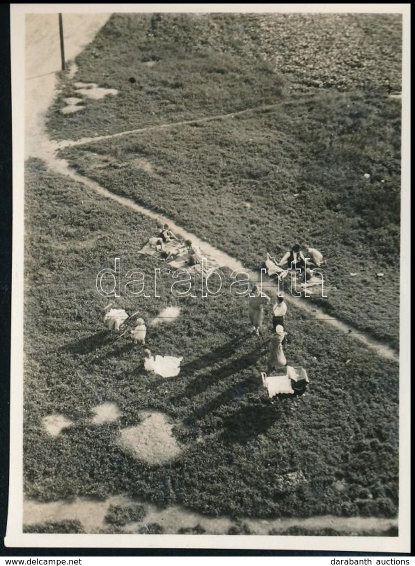 Cca 1930 Kinszki Imre (1901-1945) Budapesti Fotóművész Hagyatékából Jelzés Nélküli, Vintage Fotó (Piknikezők), 8,5x6,2 C - Altri & Non Classificati