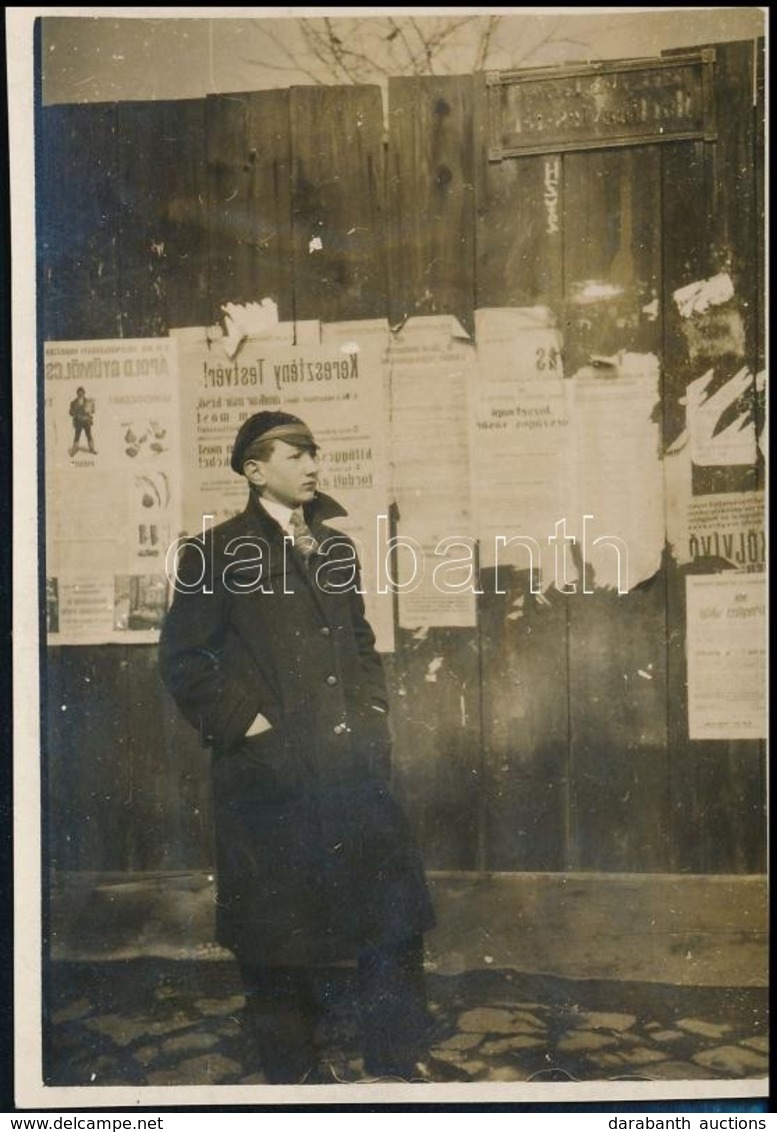 Cca 1937 Kinszki Imre (1901-1945) Budapesti Fotóművész Hagyatékából Jelzés Nélküli, Vintage Fotó (Plakátok Előtt), 8,4x5 - Andere & Zonder Classificatie