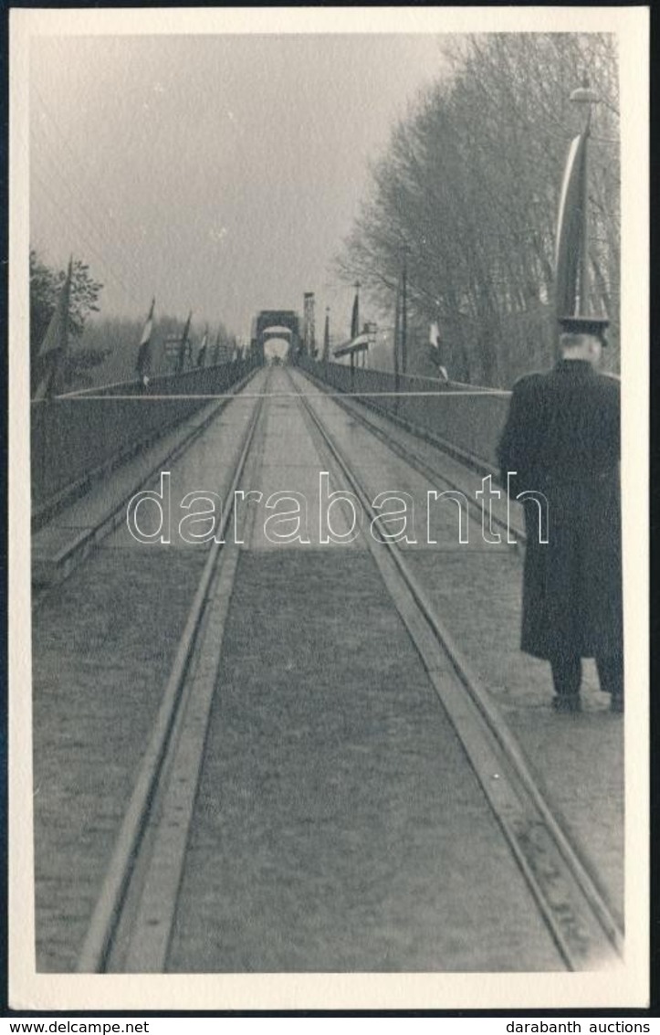 1958 A Kiskörei Tisza Híd Helyreállított Vágányának Forgalomba Helyezési ünnepsége, Hátoldalon Feliratozott Fotó, 14×9 C - Sonstige & Ohne Zuordnung