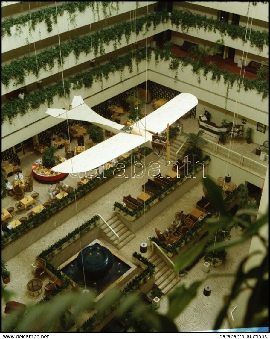 1985 Budapest, Atrium Hotel Belső Tere Repülőgéppel, 9 Db Professzionális Minőségű, Szabadon Felhasználható, Vintage Neg - Sonstige & Ohne Zuordnung