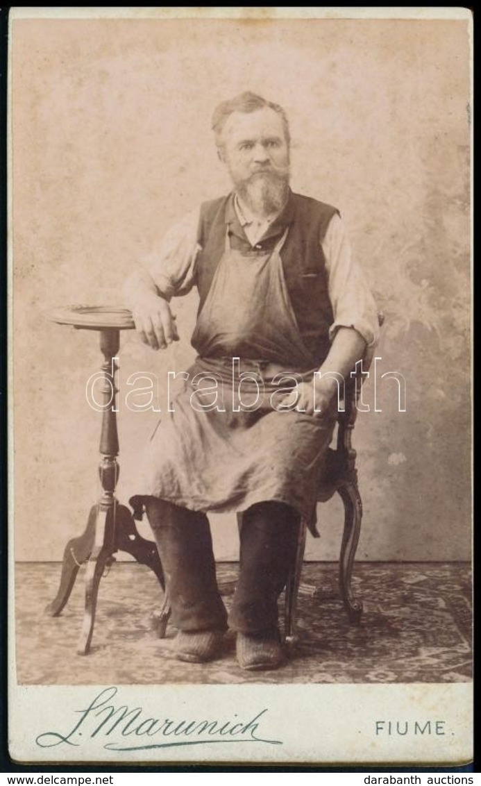 Cca 1900 Cipész Portréja, Keményhátú Fotó Marunich Fiumei Műterméből, 10×6,5 Cm - Autres & Non Classés