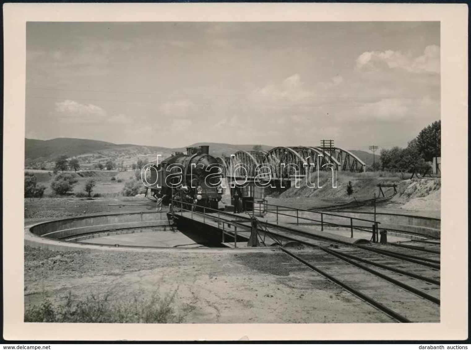 Cca 1940-1950 Mozdony Vasúti Híd Mellett, Mozdonyfordítón, 13×18 Cm - Autres & Non Classés